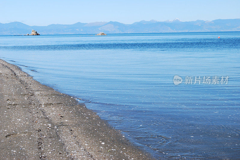 从塔布湾(Tapu Bay)，新西兰凯特尔里(Kaiteriteri)眺望塔斯曼海